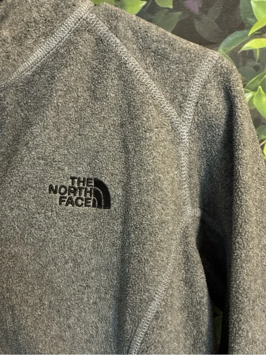 The North Face Women's Gray V-Neck Half-Zip Fleece Pullover - Picture 2 of 4